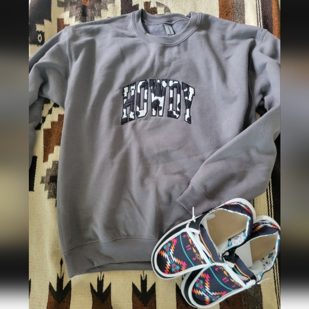 Embroidered howdy sweatshirt (boutique item)